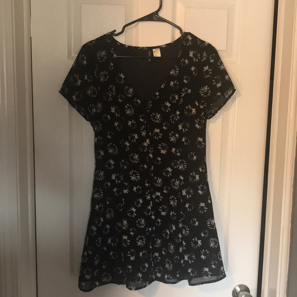 Short sleeve black dress with daisies - 8 - Divided